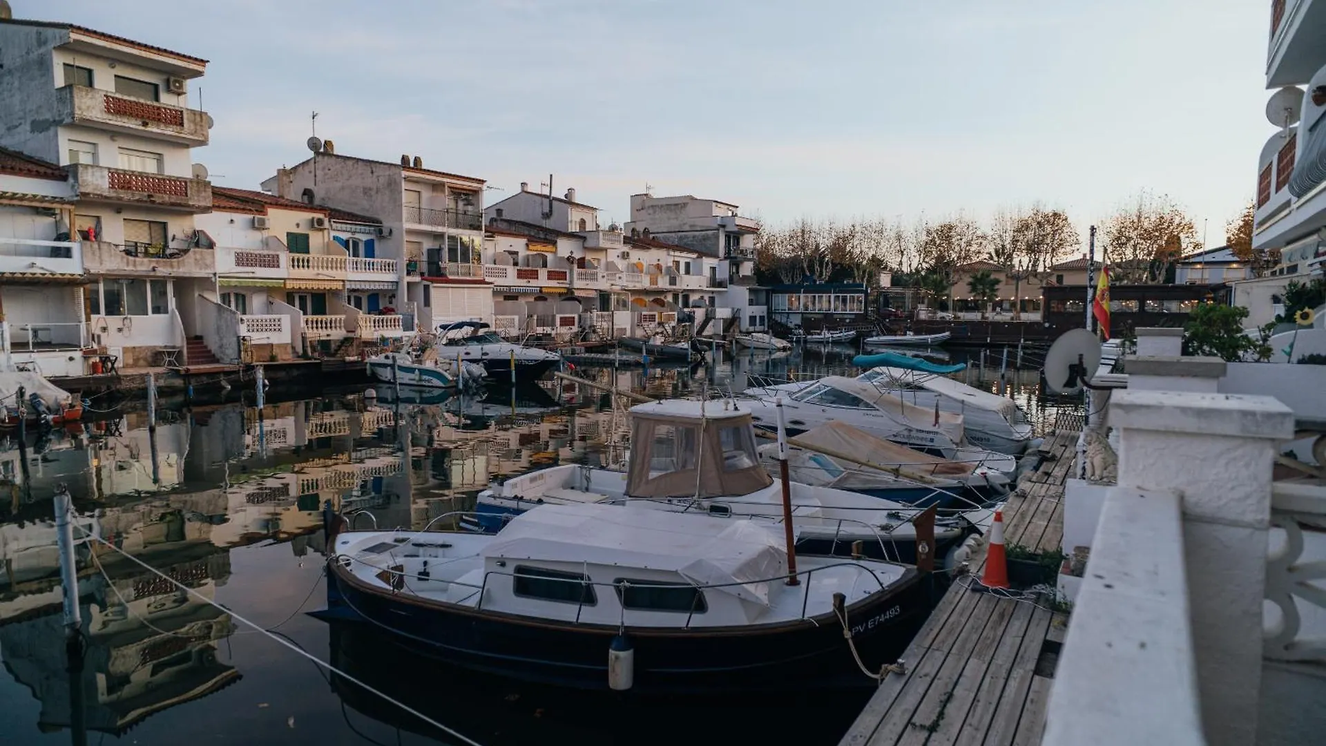 Welcs Apartamento 199 Emp Frente Al Canal Empuriabrava 0*,  Spain